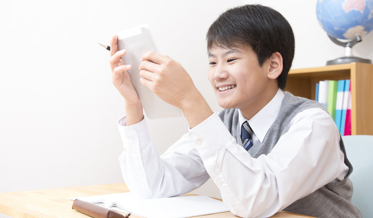 勉強中にスマホを触る男の子