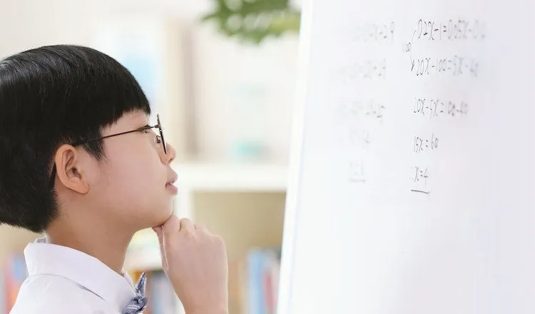 連立方程式を解く男の子
