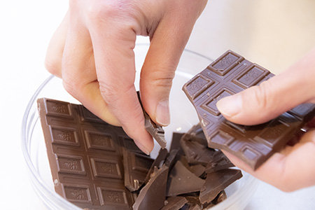 チョコレートは手で細かく割る。