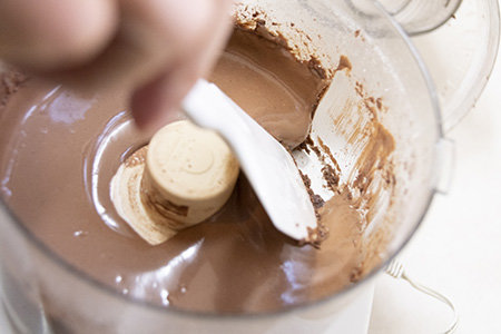 生クリームを入れて混ぜ、卵を加えてさらに混ぜる。