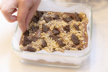 くるみとチョコレートをトッピングする。