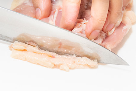 鶏肉は余分な皮や脂身を取り、縦半分に切って、ひと口大のそぎ切りにする。ポリ袋に入れ、塩こうじをまぶして20~30分置く。