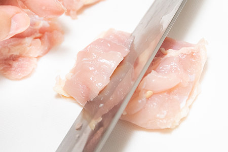 鶏肉は余分な皮や脂身を取り、縦半分に切って、ひと口大のそぎ切りにする。ポリ袋に入れ、塩こうじをまぶして20~30分置く。