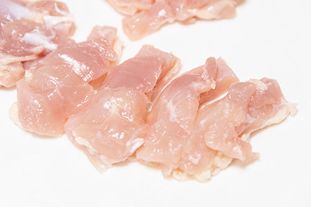 鶏肉は余分な皮や脂身を取り、縦半分に切って、ひと口大のそぎ切りにする。ポリ袋に入れ、塩こうじをまぶして20~30分置く。