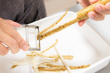 ごぼうとにんじんはピーラーで削るように、長く細く切る(8〜10cm程度)。ごぼうはさっと水につけて、水けを切っておく。しいたけは石づきを切り、2~3つにそぎ切りにする。かぼちゃは1.5~2㎝の厚さに切る。小松菜は4~5㎝の長さに切る。