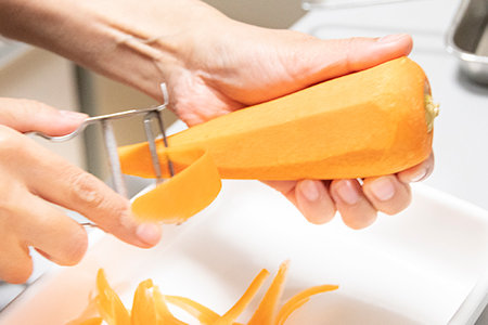 ごぼうとにんじんはピーラーで削るように、長く細く切る(8〜10cm程度)。ごぼうはさっと水につけて、水けを切っておく。しいたけは石づきを切り、2~3つにそぎ切りにする。かぼちゃは1.5~2㎝の厚さに切る。小松菜は4~5㎝の長さに切る。