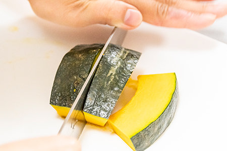 ごぼうとにんじんはピーラーで削るように、長く細く切る(8〜10cm程度)。ごぼうはさっと水につけて、水けを切っておく。しいたけは石づきを切り、2~3つにそぎ切りにする。かぼちゃは1.5~2㎝の厚さに切る。小松菜は4~5㎝の長さに切る。
