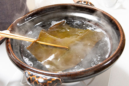 鍋に下準備しておいた水と昆布を入れて火にかける。煮立ったら昆布を取り除き、だしを2カップほど取り置く。①の鶏肉を入れ、出てきたアクをとる。