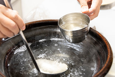 鍋に下準備しておいた水と昆布を入れて火にかける。煮立ったら昆布を取り除き、だしを2カップほど取り置く。①の鶏肉を入れ、出てきたアクをとる。