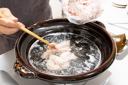 鍋に下準備しておいた水と昆布を入れて火にかける。煮立ったら昆布を取り除き、だしを2カップほど取り置く。①の鶏肉を入れ、出てきたアクをとる。