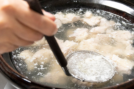 鍋に下準備しておいた水と昆布を入れて火にかける。煮立ったら昆布を取り除き、だしを2カップほど取り置く。①の鶏肉を入れ、出てきたアクをとる。