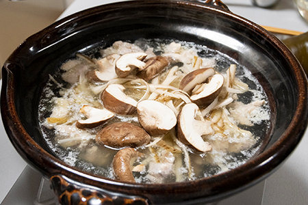 ごぼうとしいたけを加え、蓋をして再び煮立たせ、余分な粉を落としたほうとう、にんじん、かぼちゃを加え、蓋をして5~6分煮る。