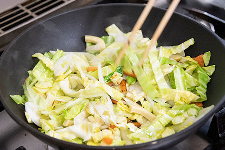 フライパンにサラダ油(適量)を熱し、②の野菜を火が通りにくい順(人参→玉ねぎ→たけのこ→葉物)で炒め、塩こしょうして一旦取り出す。