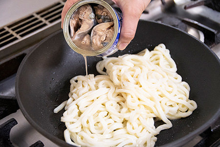 フライパンにサラダ油を熱し①の冷凍うどんとさば缶のさば、そして缶汁を大さじ1加え、ほぐしながら炒める。③の野菜とほぐしたさば缶を入れたら強火にして炒め、白だしを加え味付けする。最後に下茹でした野菜を加えて出来上がり!
