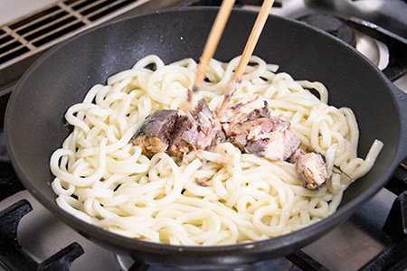 フライパンにサラダ油を熱し①の冷凍うどんとさば缶のさば、そして缶汁を大さじ1加え、ほぐしながら炒める。③の野菜とほぐしたさば缶を入れたら強火にして炒め、白だしを加え味付けする。最後に下茹でした野菜を加えて出来上がり!