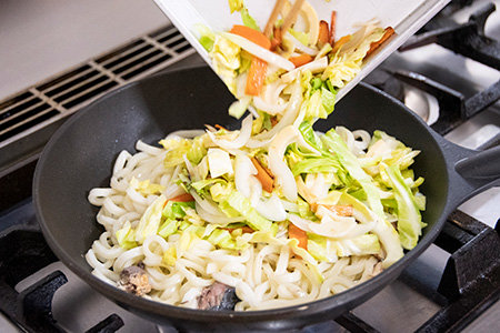 フライパンにサラダ油を熱し①の冷凍うどんとさば缶のさば、そして缶汁を大さじ1加え、ほぐしながら炒める。③の野菜とほぐしたさば缶を入れたら強火にして炒め、白だしを加え味付けする。最後に下茹でした野菜を加えて出来上がり!