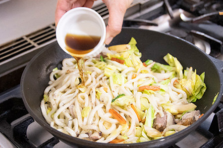 フライパンにサラダ油を熱し①の冷凍うどんとさば缶のさば、そして缶汁を大さじ1加え、ほぐしながら炒める。③の野菜とほぐしたさば缶を入れたら強火にして炒め、白だしを加え味付けする。最後に下茹でした野菜を加えて出来上がり!