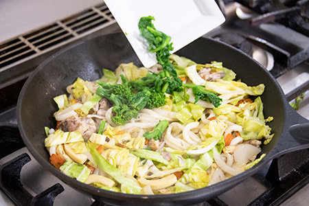 フライパンにサラダ油を熱し①の冷凍うどんとさば缶のさば、そして缶汁を大さじ1加え、ほぐしながら炒める。③の野菜とほぐしたさば缶を入れたら強火にして炒め、白だしを加え味付けする。最後に下茹でした野菜を加えて出来上がり!