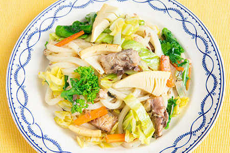 フライパンにサラダ油を熱し①の冷凍うどんとさば缶のさば、そして缶汁を大さじ1加え、ほぐしながら炒める。③の野菜とほぐしたさば缶を入れたら強火にして炒め、白だしを加え味付けする。最後に下茹でした野菜を加えて出来上がり!