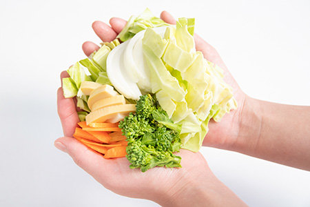 野菜は1日あたり両手３杯分を摂ると良いとされています。緑黄色野菜と淡色野菜は１:２の割合で。今回のレシピであれれば、両手1杯分以上の野菜を摂ることができます。
