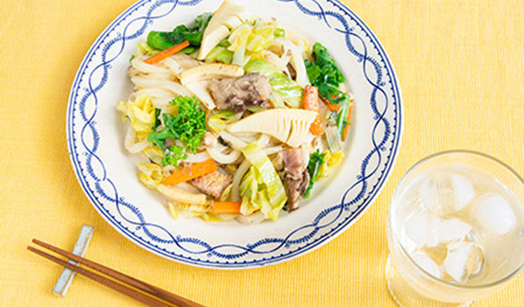 旬の栄養たっぷり！ 春野菜とさば缶の焼うどん