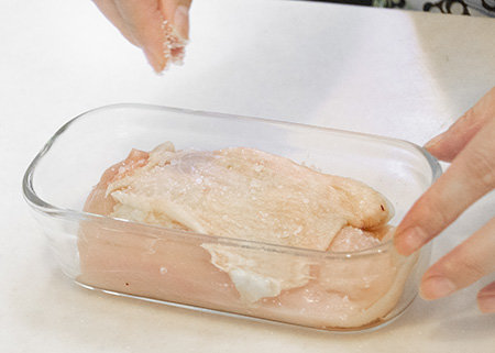 耐熱容器にむね肉を入れ、全体に塩を馴染ませ、酒をふり、蓋またはラップをする。