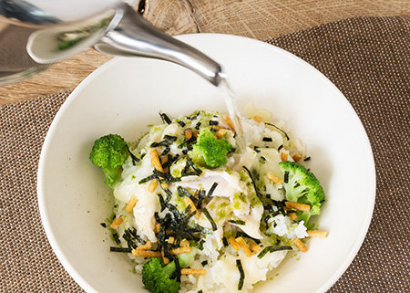 器ごと【2】を1分程度レンジで温める。お茶漬けの素、お湯をかけてから食べる。