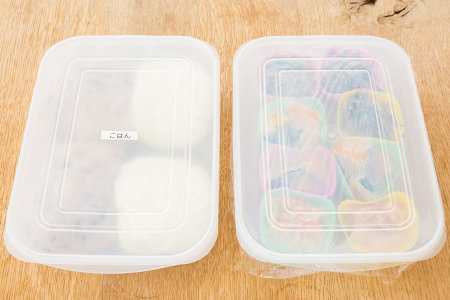 A. 平たいトレーに入っているタイプの市販の冷凍食品（シュウマイ、パスタ、お弁当の副菜シリーズなど）は、ブックスタンドを使用して立てて収納します。自家製の冷凍食品などは底の浅い保存容器を使用してください。