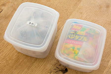 B. 袋物の冷凍食品(ミックスベジタブルや枝豆など)は、少しずつ使うことが多いため中が見える深めの保存容器に入れて収納しましょう。使用する保存容器は、2段重ねにちょうどよいくらいの冷凍室の高さに合うものを選んでください。
