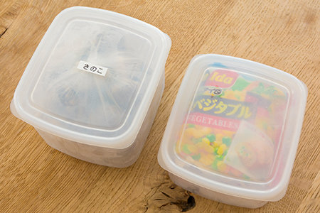 B. 袋物の冷凍食品（ミックスベジタブルや枝豆など）は、少しずつ使うことが多いため中が見える深めの保存容器に入れて収納しましょう。使用する保存容器は、2段重ねにちょうどよいくらいの冷凍室の高さに合うものを選んでください。