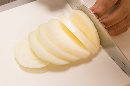 柔らかく煮えるように、玉ねぎは繊維を断ち切る方向にカットする。