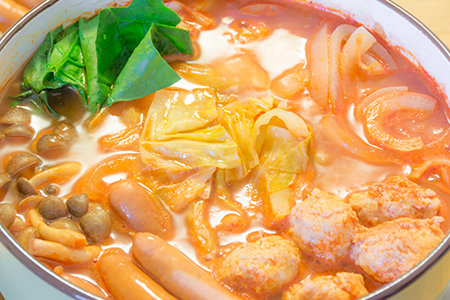 残りの材料を煮る。肉だんごの色が変わったら、しめじとソーセージを加えて2~3分煮る。ほうれん草を加えたら味噌で味を整え、ほうれん草がしんなりしたらできあがり! 汁ごと取り分ける。