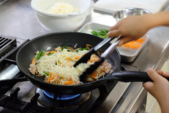 具材とそうめんをさっと炒めるだけ!