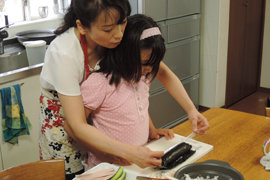 具材を巻く工程はお子さんでも参加しやすいので、お手伝いをしてもらいましょう。 