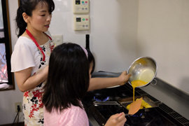 具材を巻く工程はお子さんでも参加しやすいので、お手伝いをしてもらいましょう。