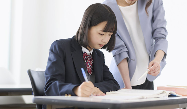 中学生 笑顔の女子中学生】の画像素材(11532837) | 写真素材なら ...