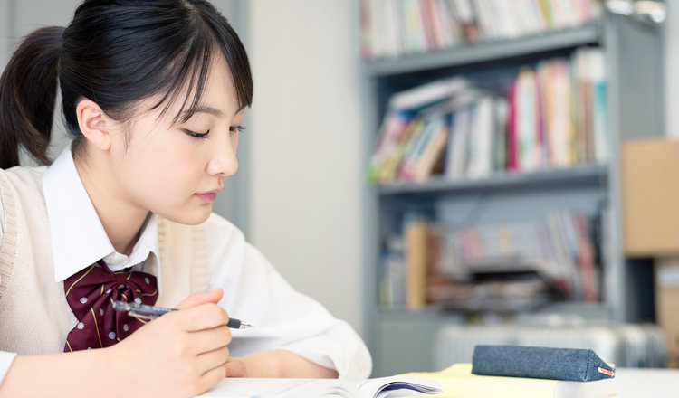 作文を書く女の子